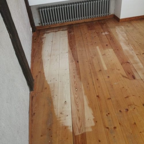 Priedes dēļa slīpēšana un lakošana biroja