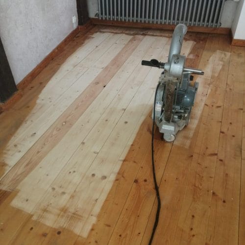 Priedes dēļa slīpēšana un lakošana biroja