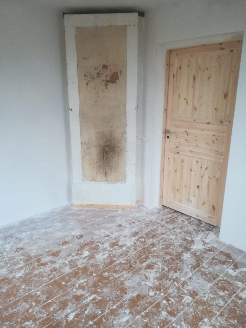 krāsotas dēļu grīdas atjaunošana