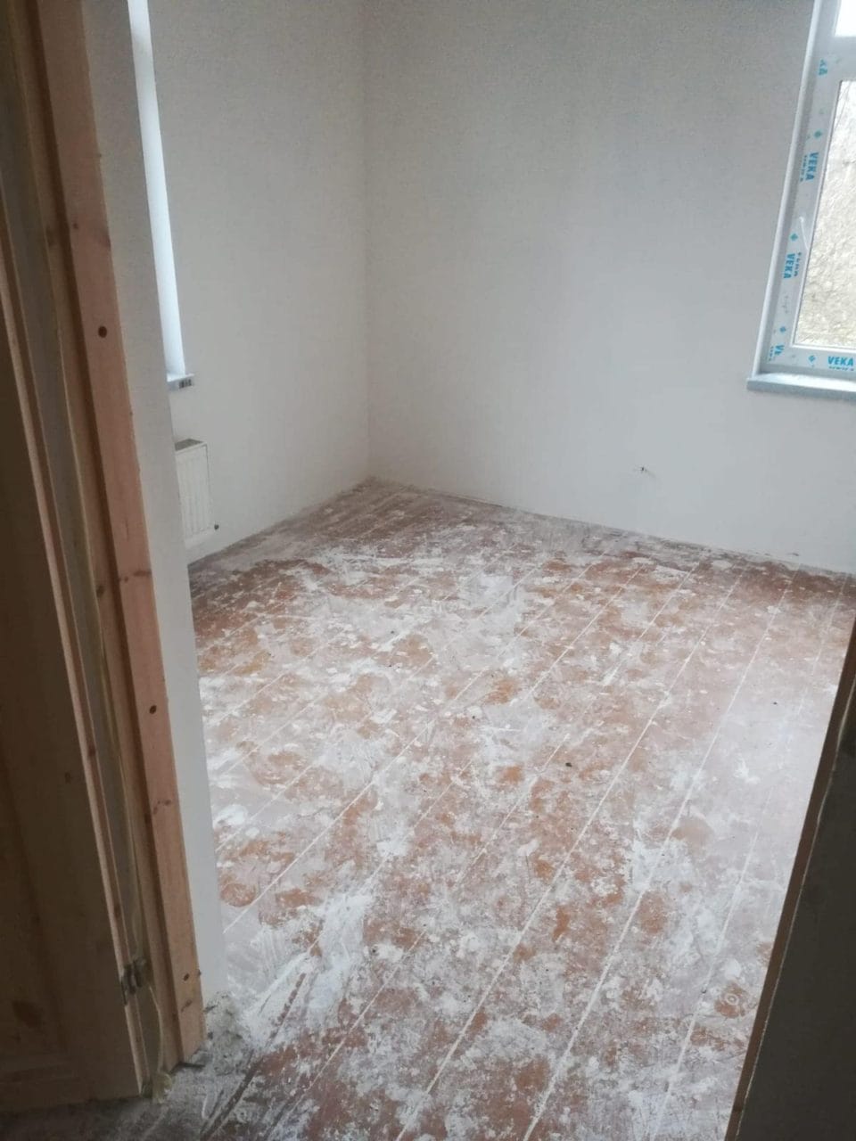 krāsotas dēļu grīdas atjaunošana