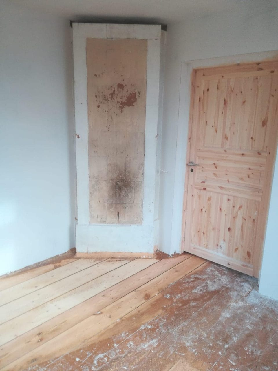 krāsotas dēļu grīdas atjaunošana