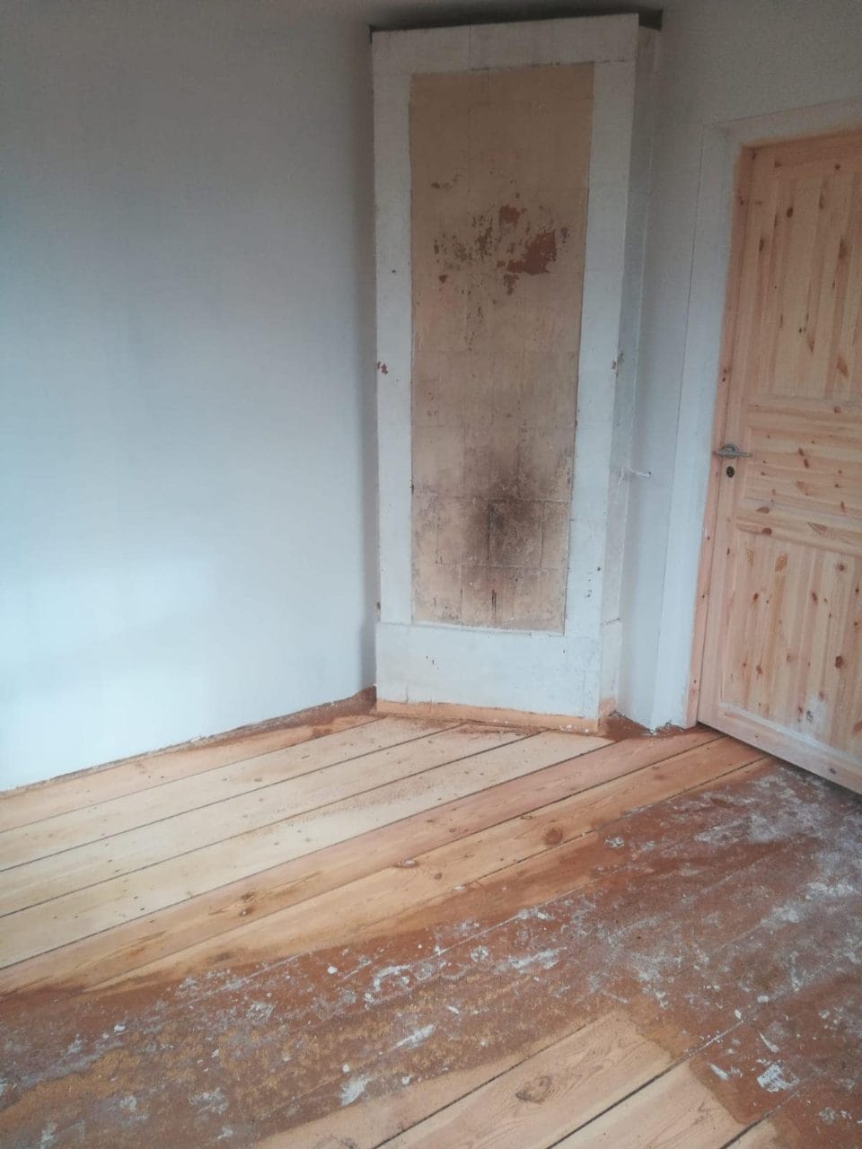 krāsotas dēļu grīdas atjaunošana