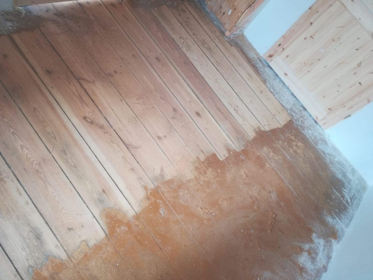 krāsotas dēļu grīdas atjaunošana