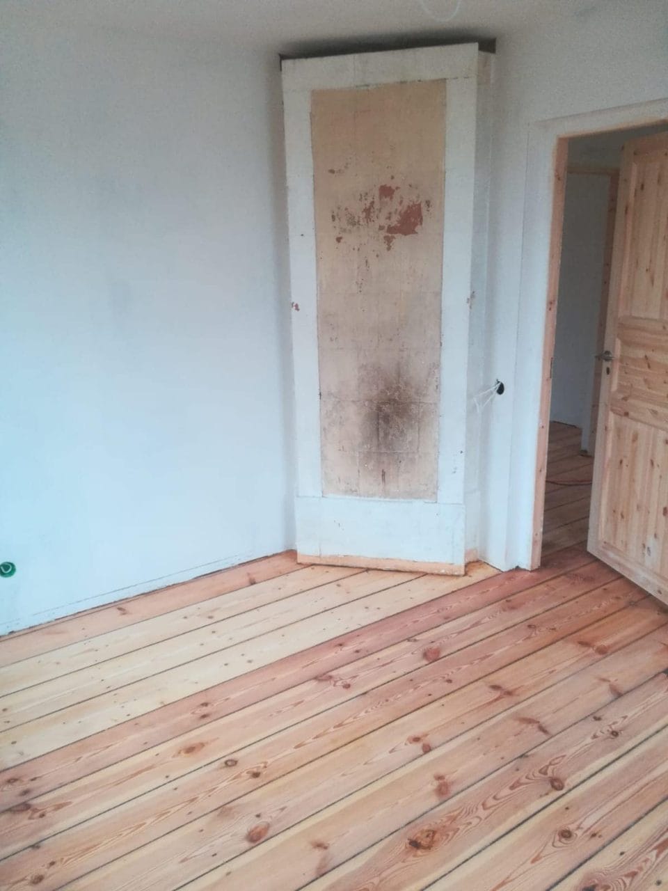 krāsotas dēļu grīdas atjaunošana