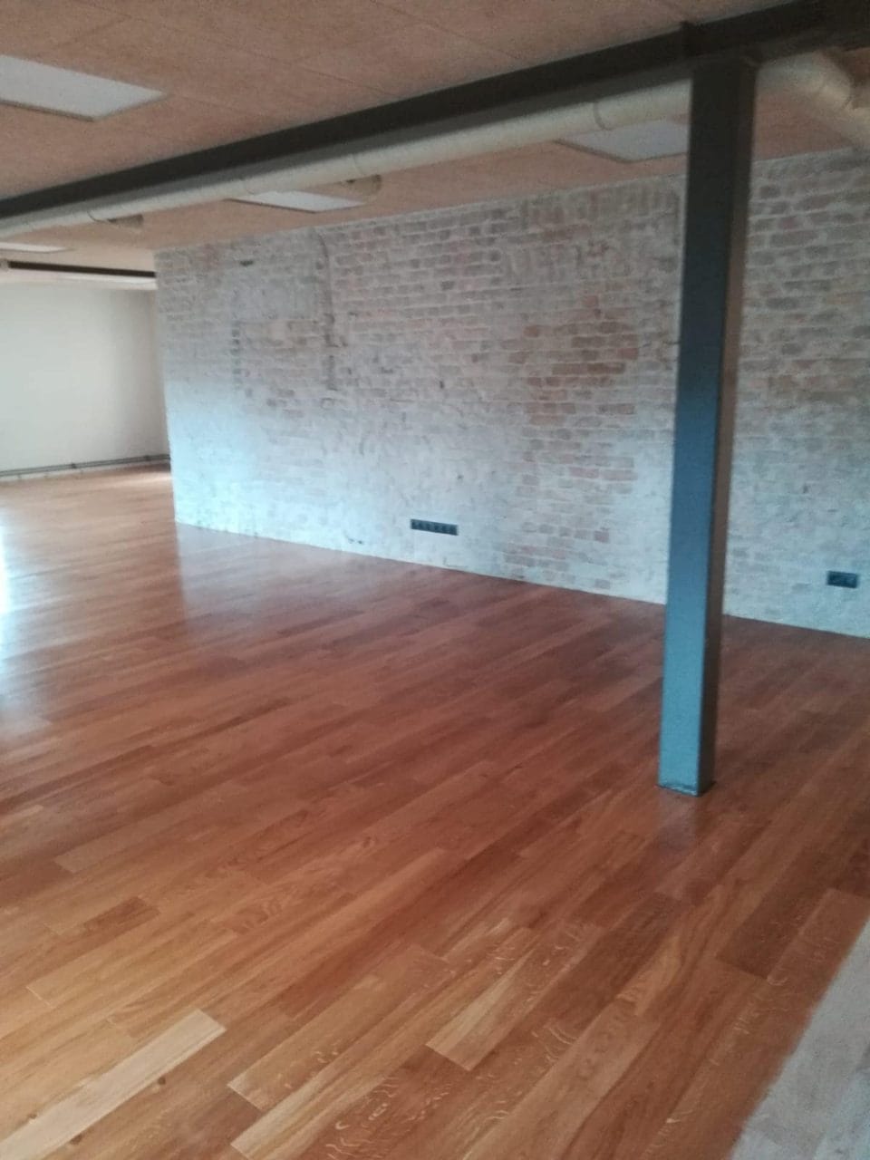 jaunu dēļu slīpēšana