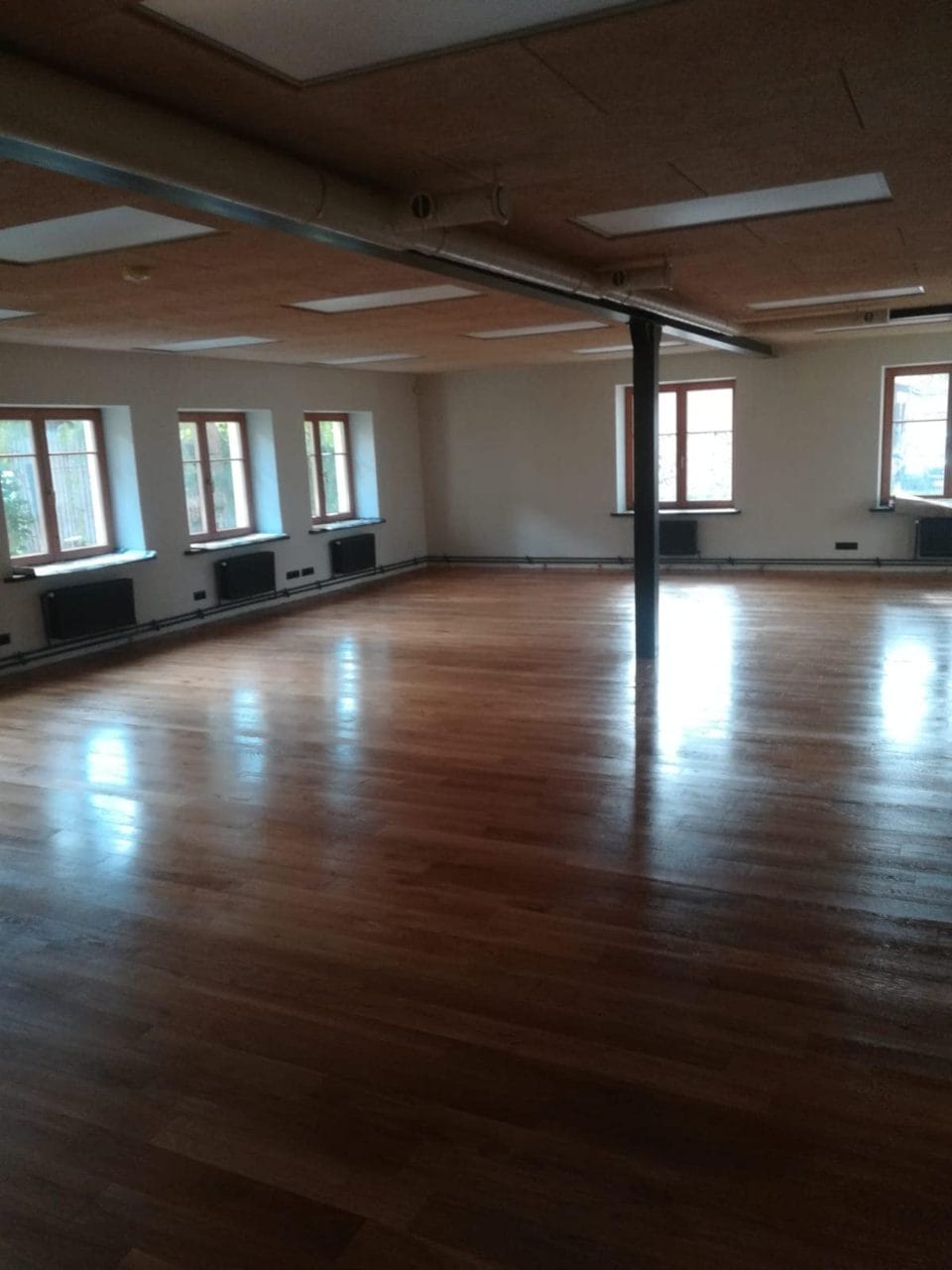 jaunu dēļu slīpēšana